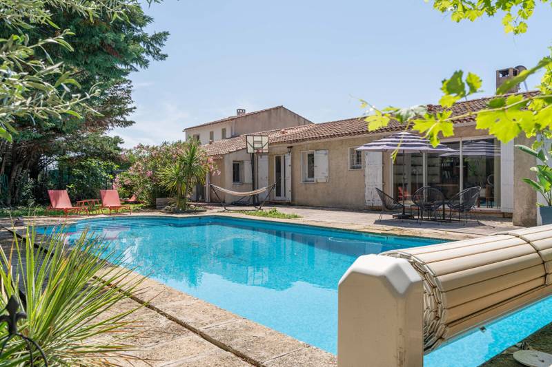 Maison à rénover à Aix en provence avec piscine et terrain plat