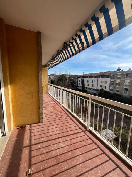 Acheter un appartement T4 à Aix en Provence au centre-ville avec ascenseur et balcon