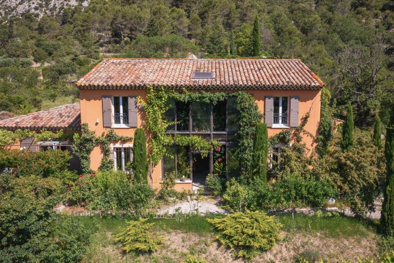 Villa à vendre proche d'AIX EN PROVENCE style hacienda avec atelier dans un bel environnement et vue sur la montage Sainte Victoire  